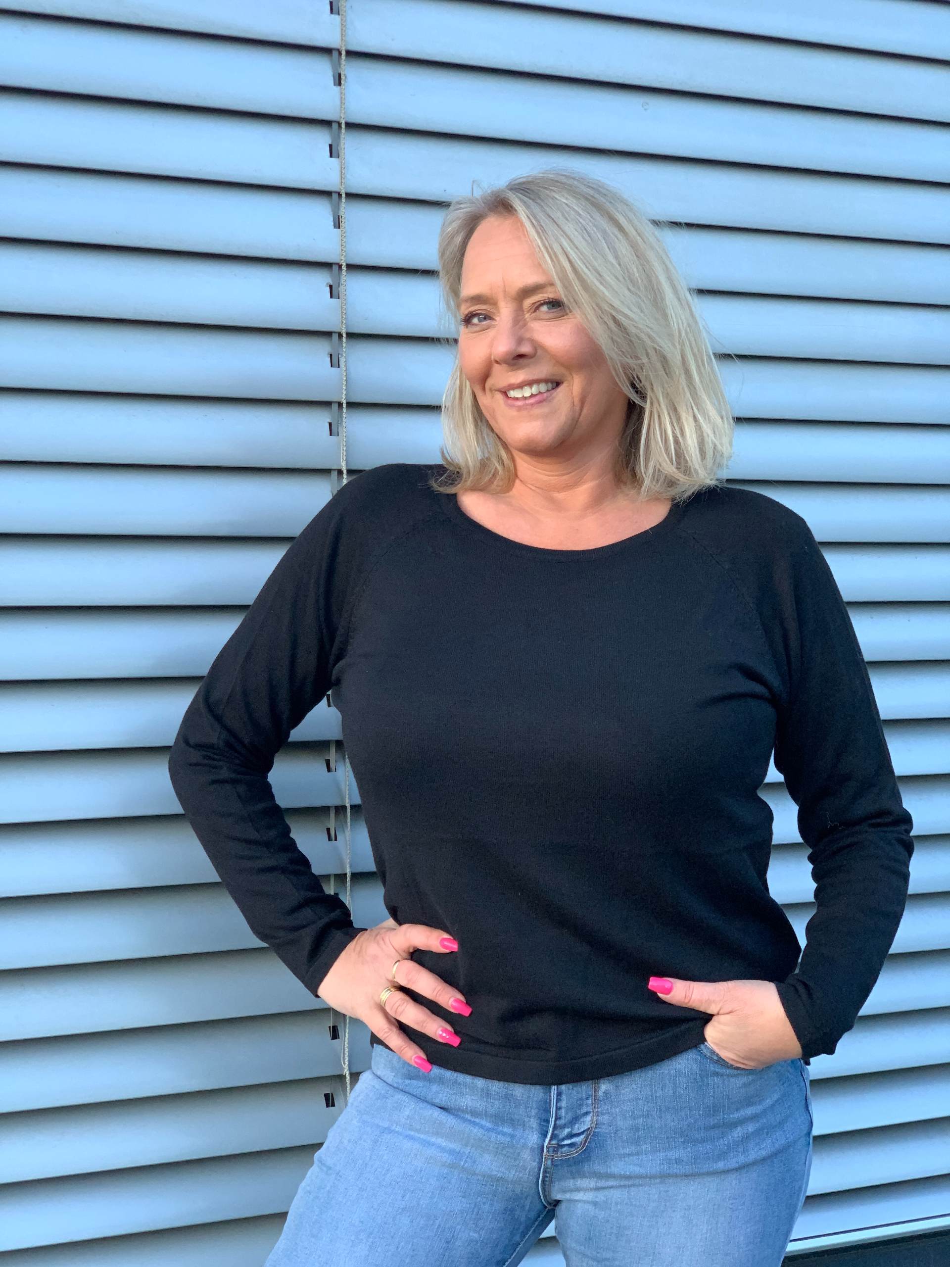 Annemarie svart r-hals NY